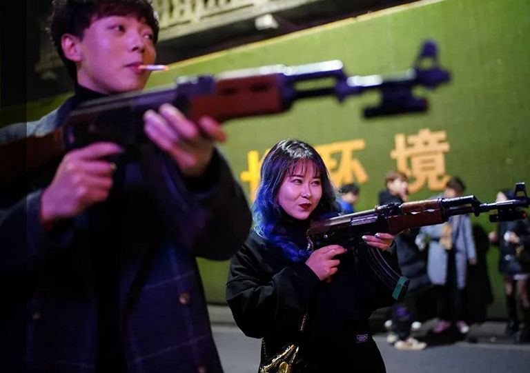 شابة صينية بووهان تعدل من مكياجها في المطعم بمناسبة عيد ميلادها - رويترز