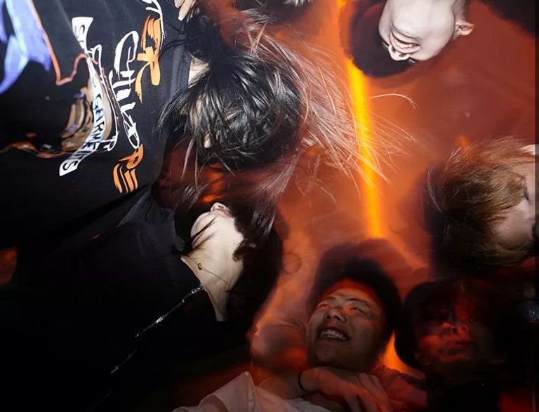 شابة صينية بووهان تعدل من مكياجها في المطعم بمناسبة عيد ميلادها - رويترز