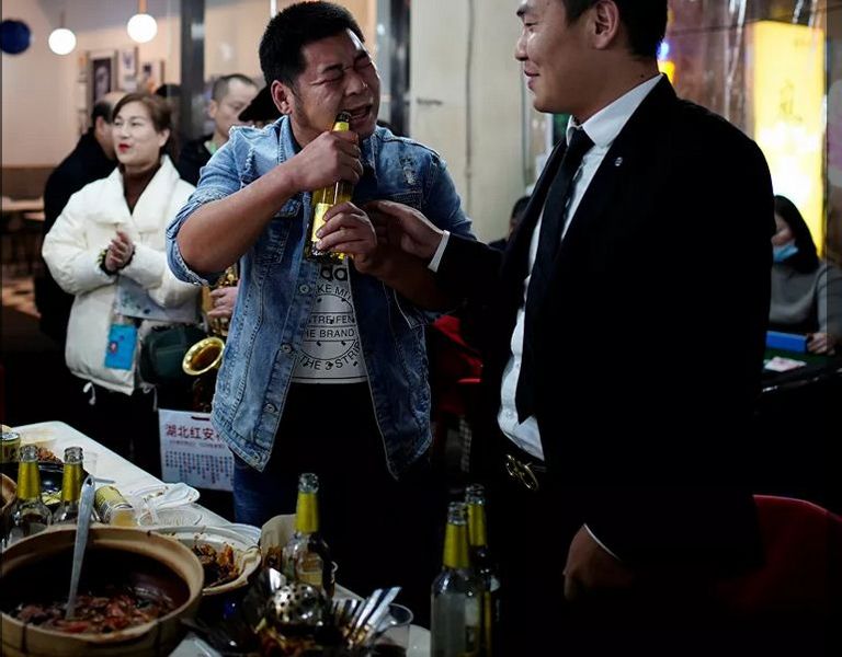 شابة صينية بووهان تعدل من مكياجها في المطعم بمناسبة عيد ميلادها - رويترز