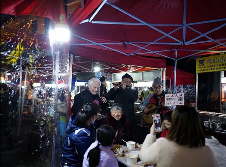 شابة صينية بووهان تعدل من مكياجها في المطعم بمناسبة عيد ميلادها - رويترز