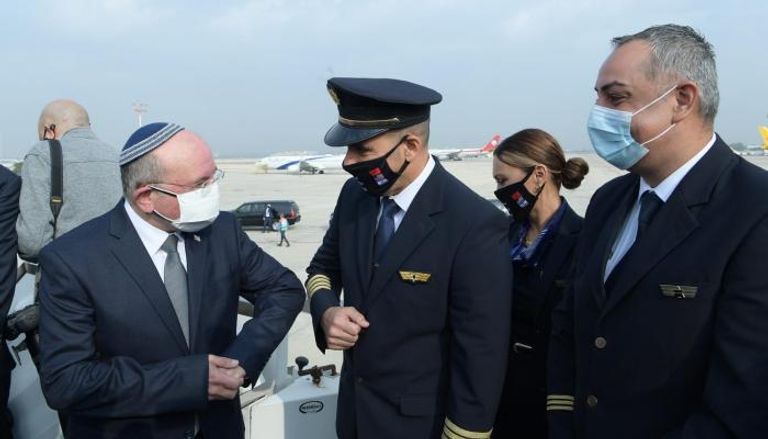 قائد الطائرة مع رئيس الوفد الإسرائيلي مائير بن شبات