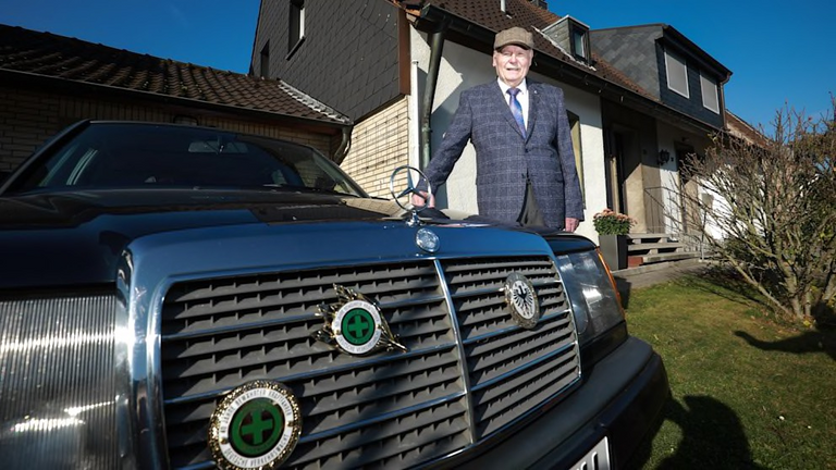 سبيرلنج يقود سيارته