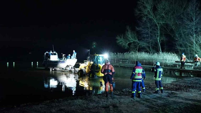 شجرة عيد الميلاد ظلت عائمة في البحيرة