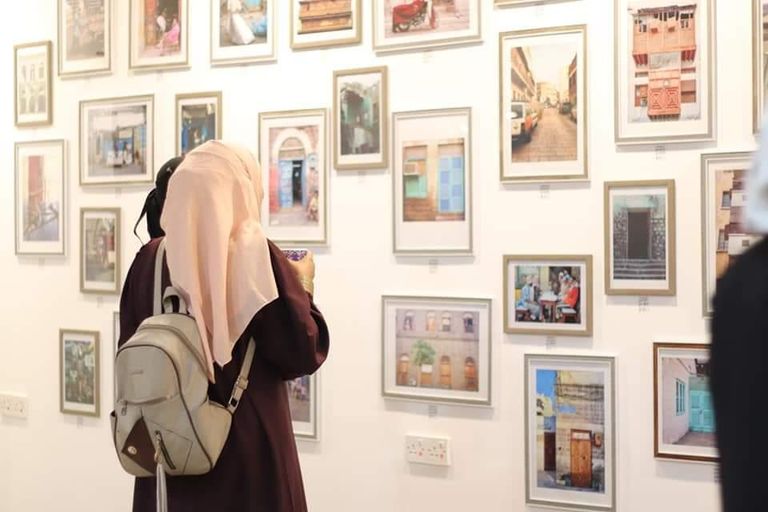 جانب من المعروضات في دار "روشن" للفن بعدن