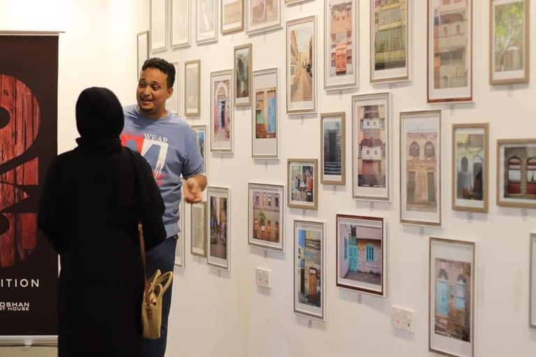 جانب من المعروضات في دار "روشن" للفن بعدن