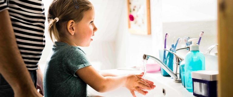 طفلة تتعلم الطريقة الصحيحة لغسل أيديها للوقاية من فيروس كورنا ارتداء الكمامة يحمي من الإصابة بفيروس كورونا