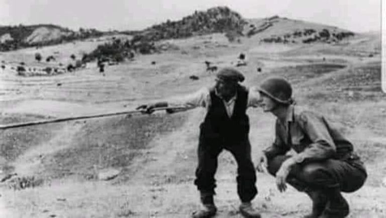 خبارجي خلال الثورة التحريرية الجزائرية مع جندي من جيش الاحتلال الفرنسي الرئيس الجزائري عبد المجيد تبون والإخواني عبد الرزاق مقري