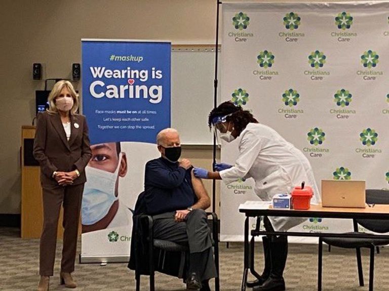 الرئيس الأمريكي المنتخب، جو بايدن، أثناء تلقيه لقاح "فايزر" المضاد لفيروس كورونا المستجد.