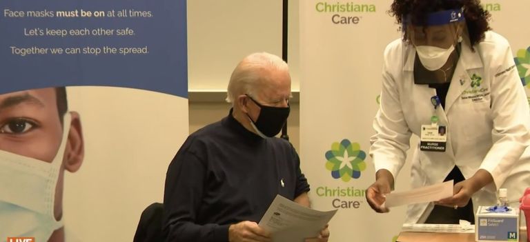 الرئيس الأمريكي المنتخب، جو بايدن، قبل تلقيه لقاح "فايزر" المضاد لفيروس كورونا المستجد.