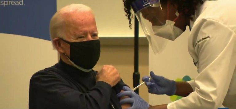 الرئيس الأمريكي المنتخب، جو بايدن، لحظة تلقيه لقاح "فايزر" المضاد لفيروس كورونا المستجد.
