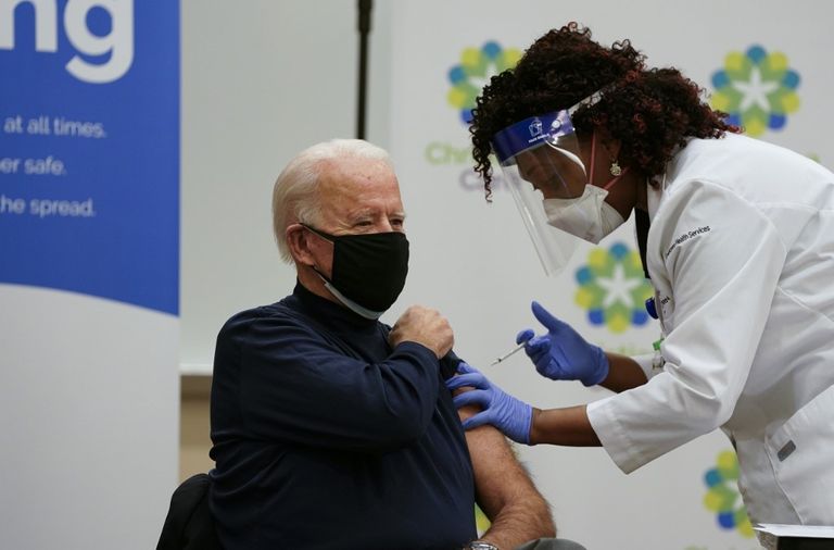 الرئيس الأمريكي المنتخب، جو بايدن، لحظة تلقيه لقاح "فايزر" المضاد لفيروس كورونا المستجد.