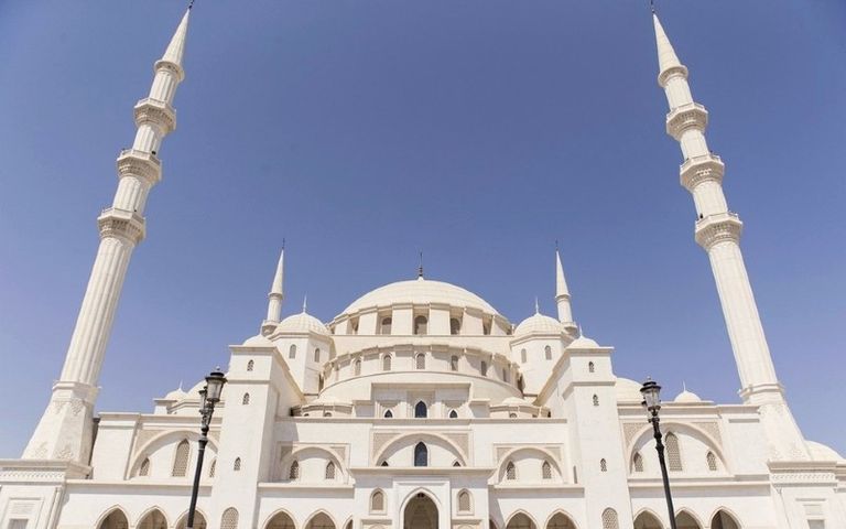 جامع الشيخ زايد في الفجيرة نخلة جميرا .. فصل من إنجازات دبي التي تبهر العالم