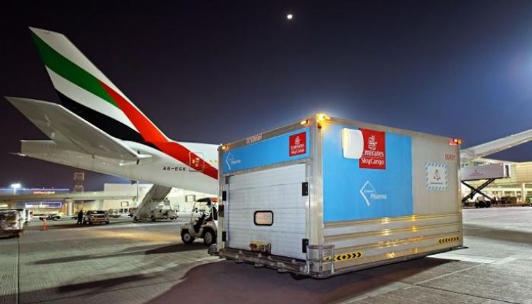 الإمارات للشحن الجوي تنقل أول شحنة من لقاح 
