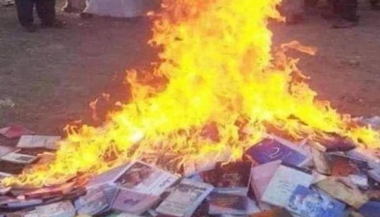 المليشيا الإرهابية تحرق كتب أشهر مكتبة دينية في حجة