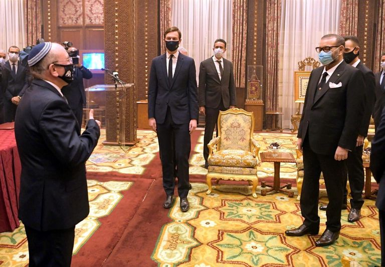 عاهل المغرب الملك محمد السادس خلال لقائه مائير بن شبات