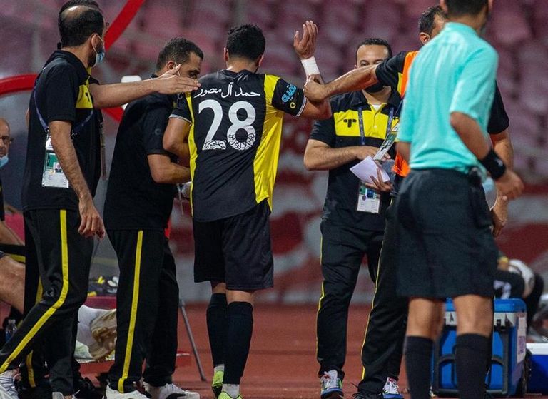 المنصور أثناء خروجه عبدالرزاق حمدالله مهاجم النصر السعودي