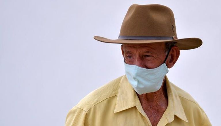 رجل يرتدي كمامة للوقاية من فيروس كورونا