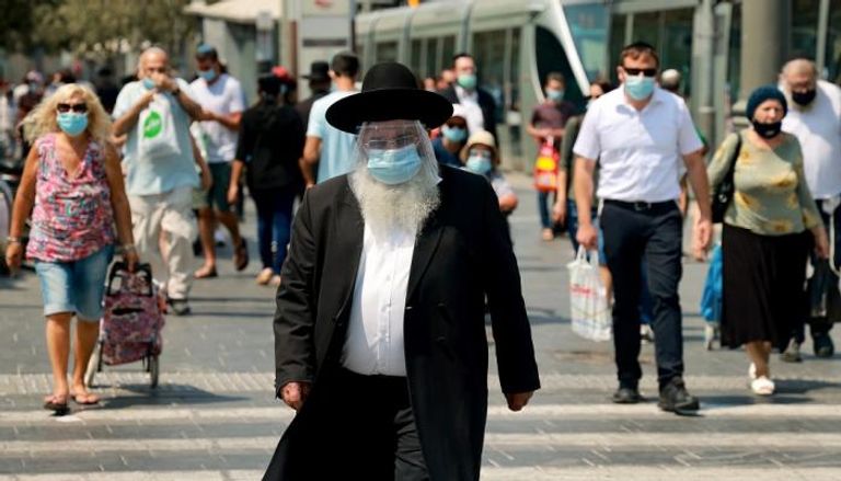رجل يرتدي كمامة للوقاية من فيروس كورونا في إسرائيل