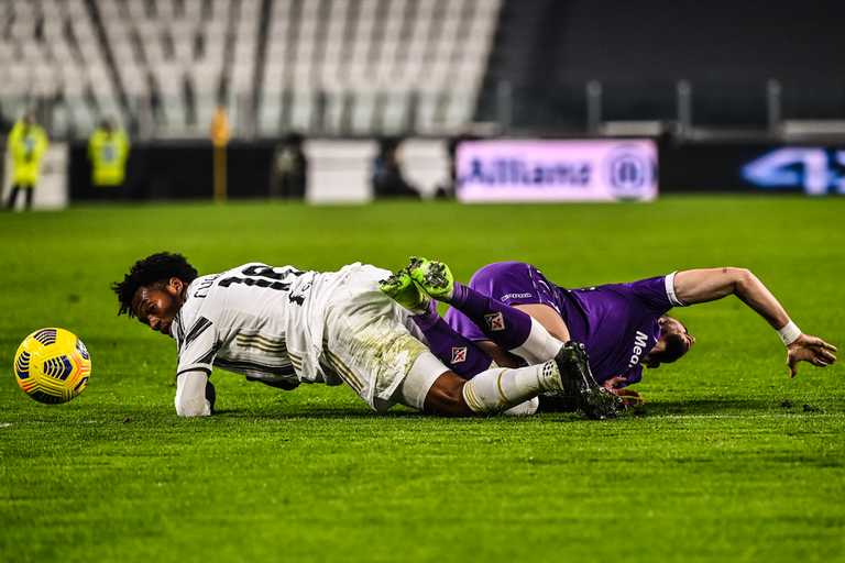 تدخل كوادرادو العنيف على لاعب فيورنتينا يوفنتوس ضد فيورنتينا