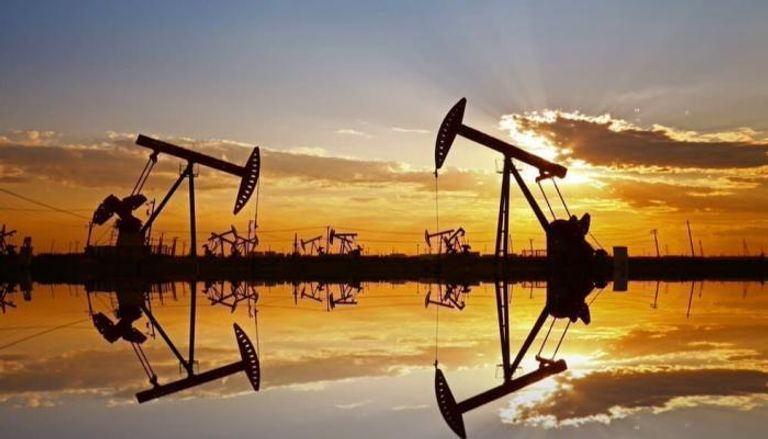 مخزونات النفط الأمريكية تتراجع وأسعار النفط تتلقى دفعة إيجابية