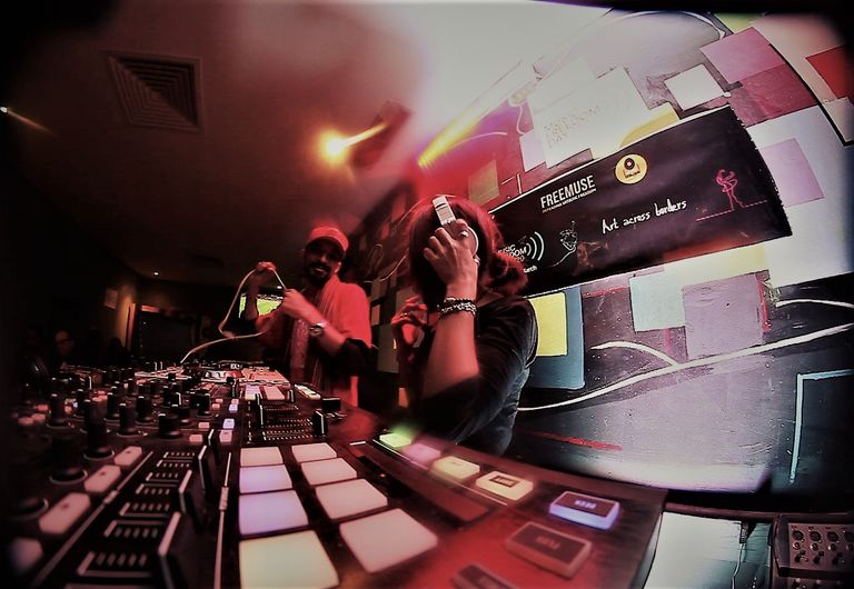 تونسيات خلال التدريب على تشغيل الـ"دي جي"