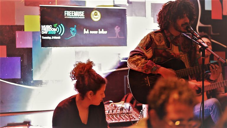 تونسيات خلال التدريب على تشغيل الـ"دي جي"