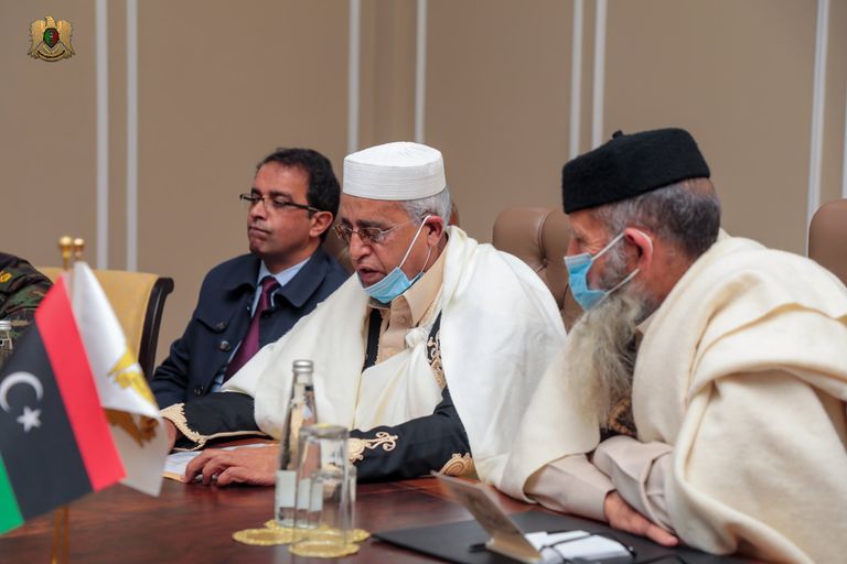 حفتر يلتقي وفداً من أعيان ومشائخ سرت. (القيادة العامة)