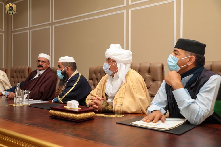 حفتر يلتقي وفداً من أعيان ومشائخ سرت. (القيادة العامة)