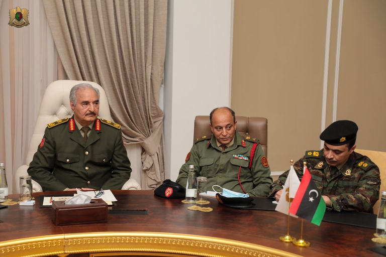 حفتر يلتقي وفداً من أعيان ومشائخ سرت. (القيادة العامة)