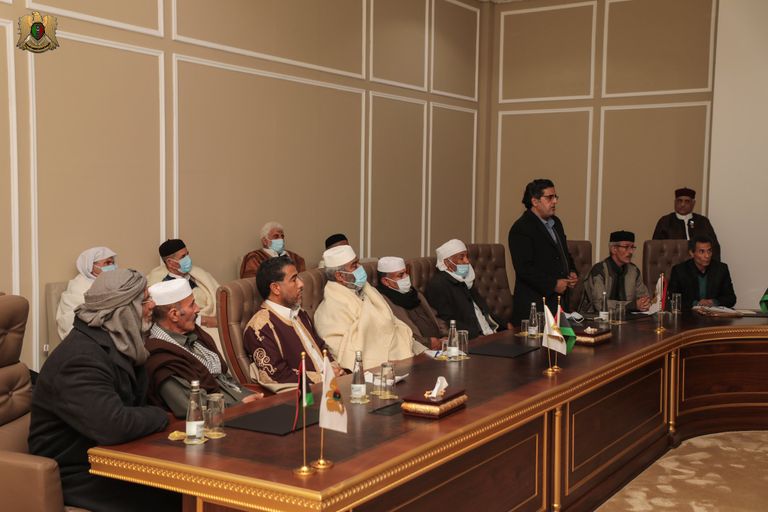 حفتر يلتقي وفداً من أعيان ومشائخ سرت. (القيادة العامة)