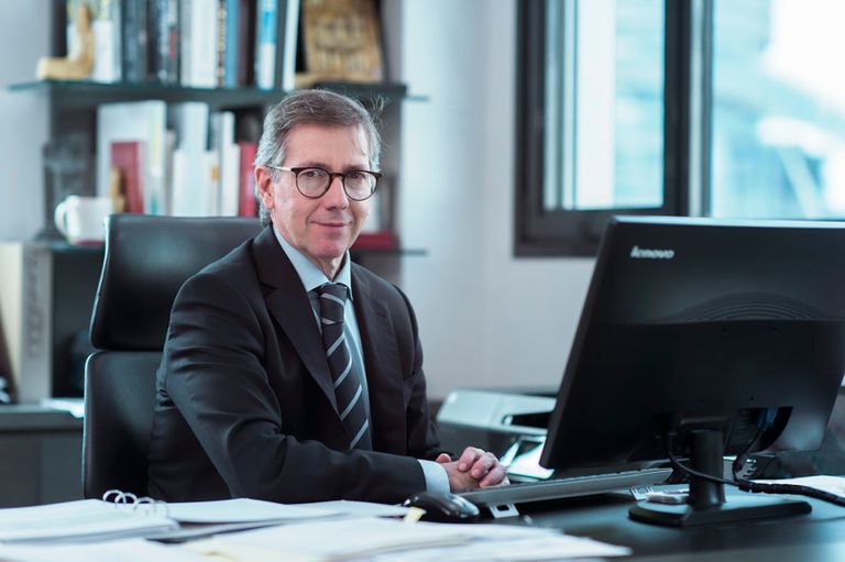 برناردينو ليون مدير عام الأكاديمية يوسف العتيبة سفير الإمارات بواشنطن