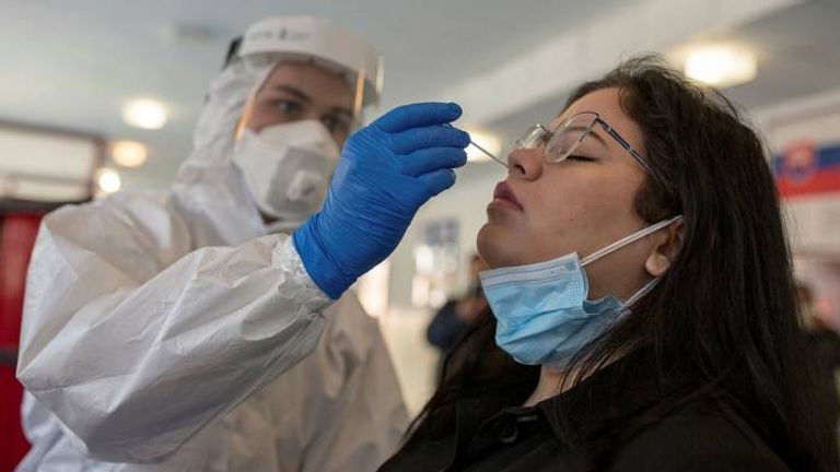 أشخاص يرتدون كمامات للوقاية من كورونا بالصين