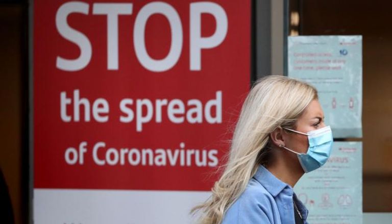 امرأة ترتدي كمامة للوقاية من فيروس كورونا