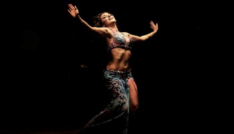راقصة روسية خلال مهرجان للرقص الشرقي في القاهرة
