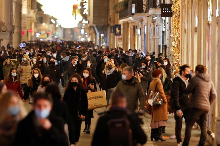 مواطنون يرتدون الكمامات أثناء التسوق في موسم رأس السنة 2021 وأعياد الميلاد - أرشيفية طفلان يتحدثان مع بابا نويل المحتمي بفقاعة