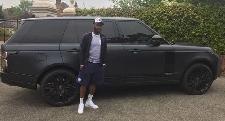 داني روز أمام سيارته منتخب إنجلترا