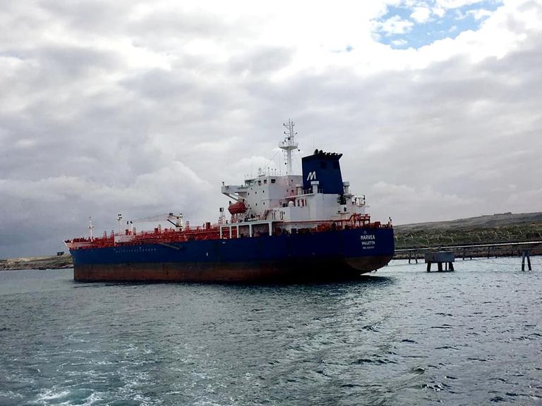 ناقلة نفط بميناء الحريقة النفطي - أرشيفية