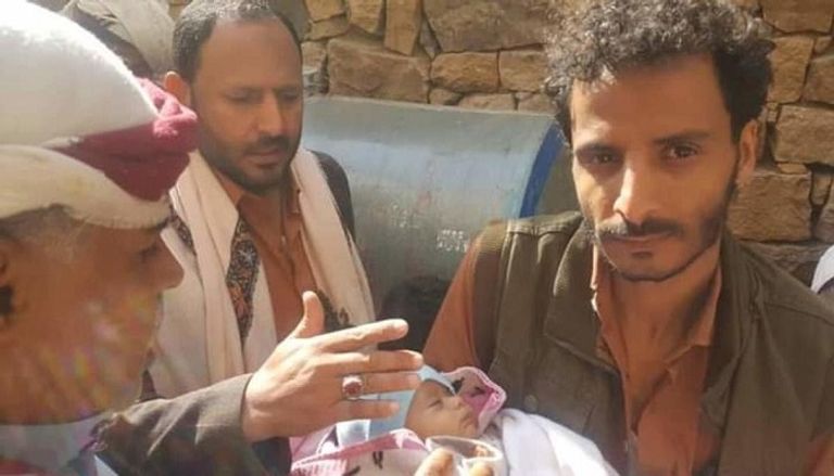 أبناء الضحية خلال وداعها في سيارة الموتى