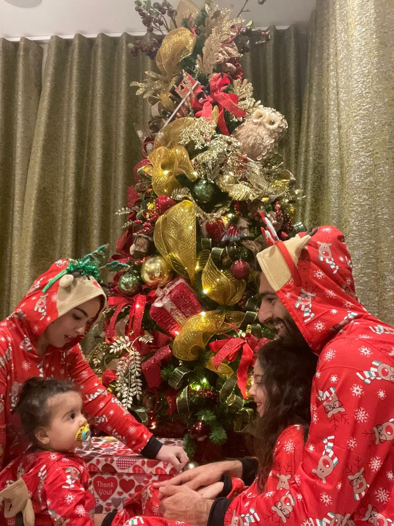 صلاح وعائلته  محمد صلاح مع عائلته