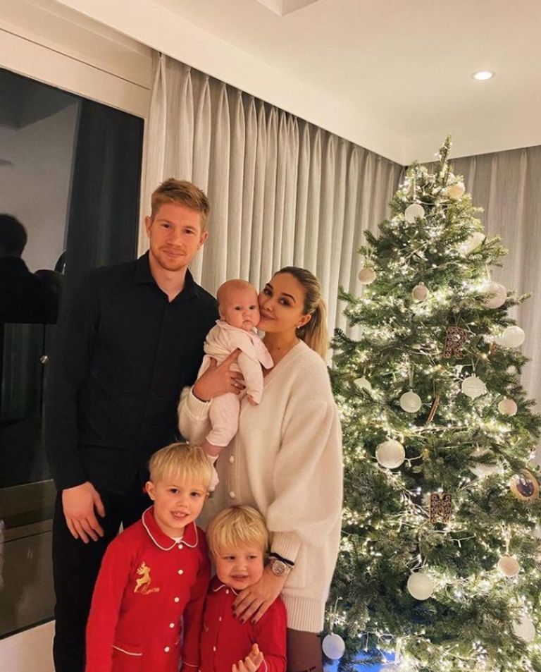 دي بروين مع عائلته  محمد صلاح مع عائلته