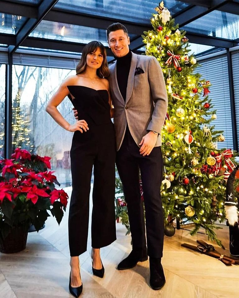 ليفاندوفسكي وزوجته  محمد صلاح مع عائلته