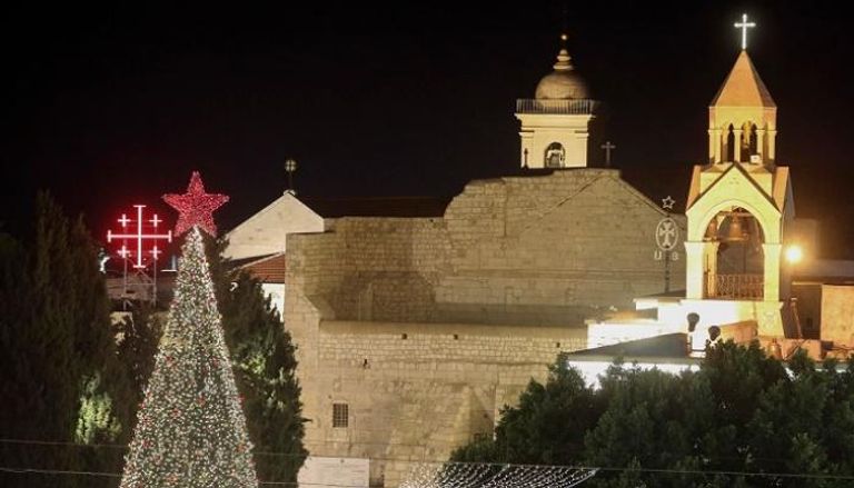 شجرة عيد الميلاد في ساحة كنيسة المهد قبل قداس منتصف الليل