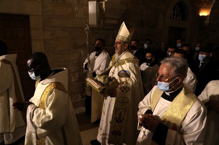 شجرة عيد الميلاد في ساحة كنيسة المهد قبل قداس منتصف الليل