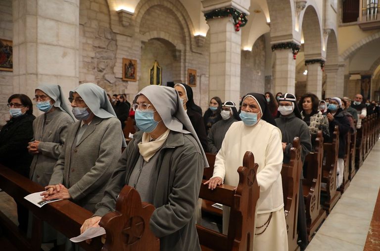 شجرة عيد الميلاد في ساحة كنيسة المهد قبل قداس منتصف الليل