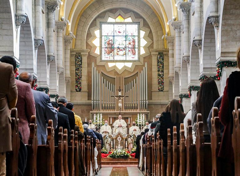 شجرة عيد الميلاد في ساحة كنيسة المهد قبل قداس منتصف الليل