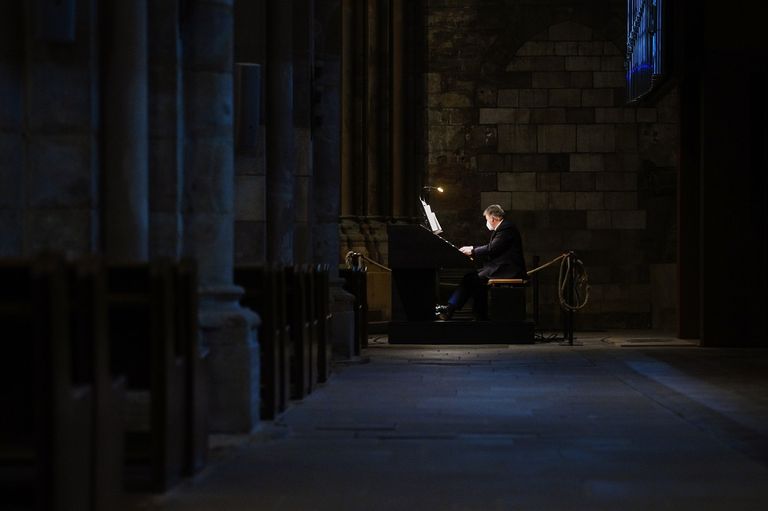 العالم يحتفل عن بعد بعيد الميلاد في ظل