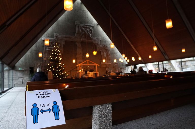 العالم يحتفل عن بعد بعيد الميلاد في ظل