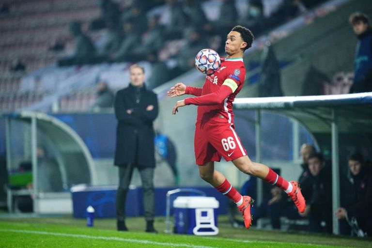 ألكسندر أرنولد محمد صلاح لاعب ليفربول الإنجليزي