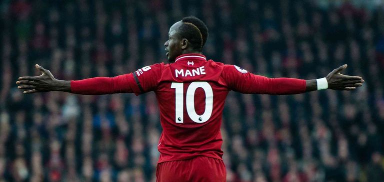 ساديو ماني محمد صلاح لاعب ليفربول الإنجليزي