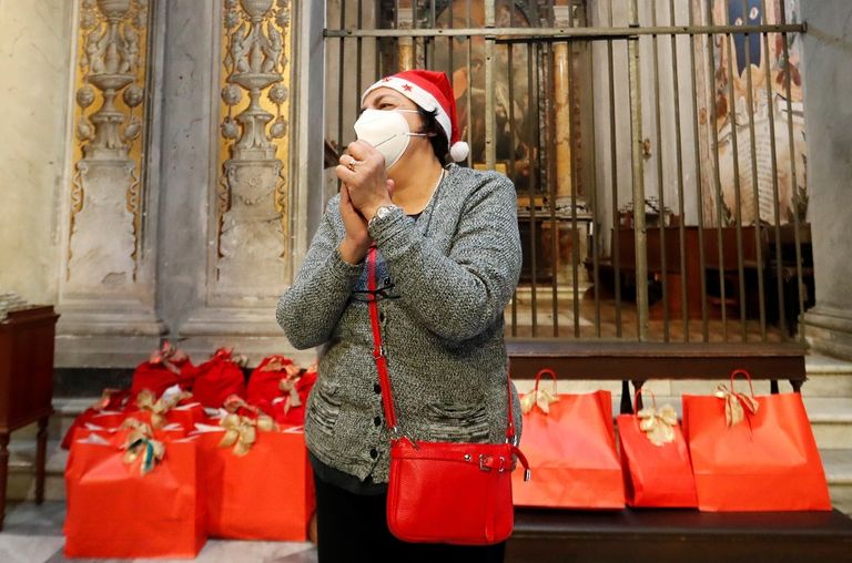 مخاوف كورونا تعكر صفو الاحتفالات بالكريسماس